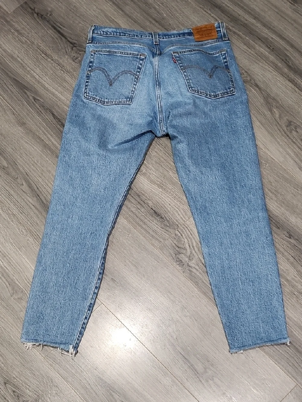 EUC Levis 501 High Rise Wedgie Jeans W/Raw Hem